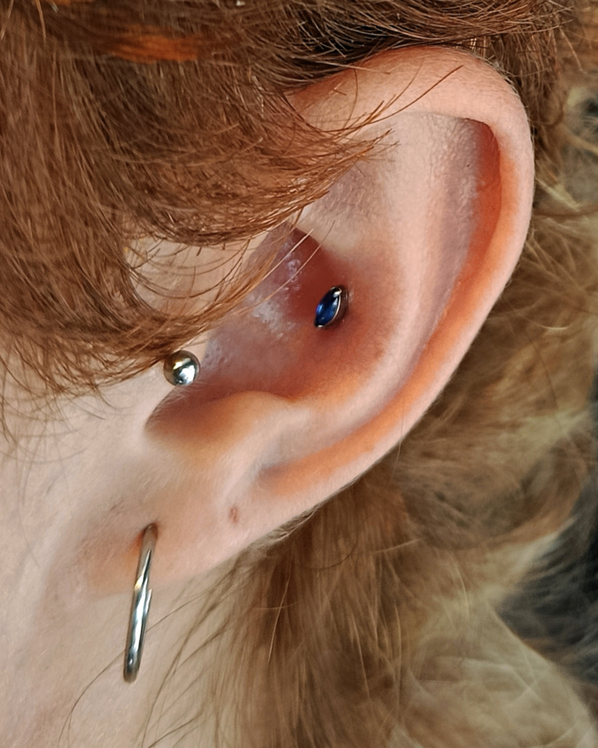 Anneau piercing ornemental doré nacre